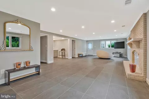 Living - 6280 Dunaway Ct, Mclean, VA 22101 photo 4 of 6