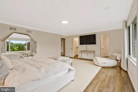Bedroom - 6280 Dunaway Ct, Mclean, VA 22101 photo 3 of 8