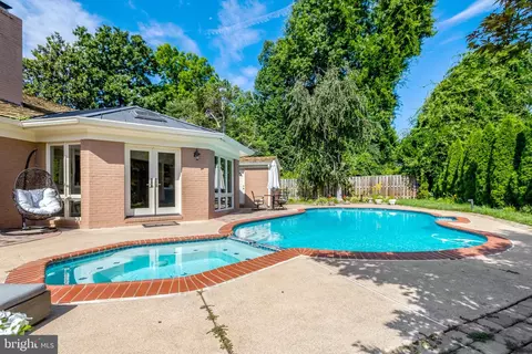 Exterior - 6280 Dunaway Ct, Mclean, VA 22101 photo 8 of 14
