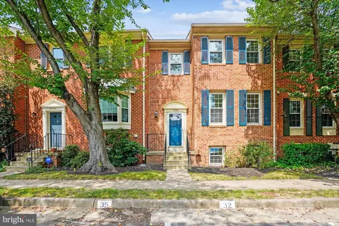 10148 Village Knolls Ct, Oakton, VA 22124