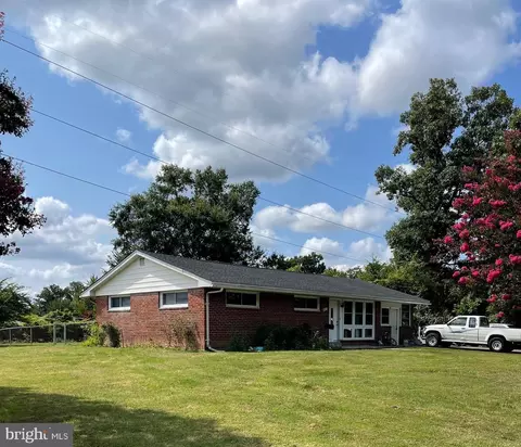 4615 Roundhill Rd, Alexandria, VA 22310