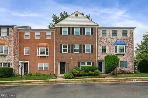 8133 Larkin Ln, Vienna, VA 22182