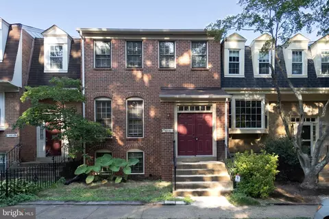 4914 Carriagepark Rd, Fairfax, VA 22032