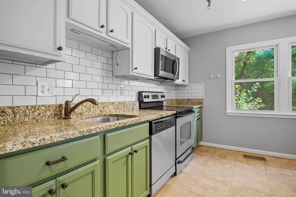 Kitchen - 838 Colvin Ct, Herndon, VA 20170 photo 2 of 3