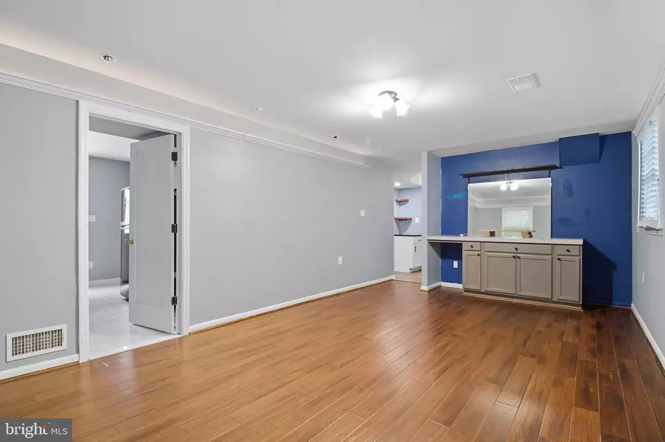Living - 838 Colvin Ct, Herndon, VA 20170 photo 6 of 7