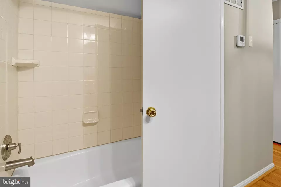 Bath - 838 Colvin Ct, Herndon, VA 20170 photo 2 of 5