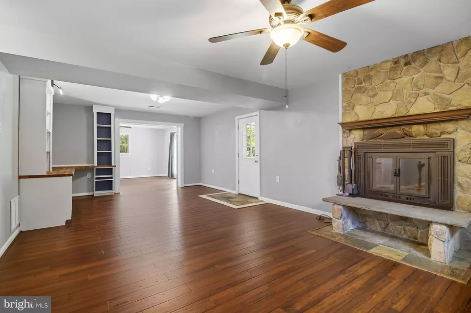 Living - 838 Colvin Ct, Herndon, VA 20170 photo 5 of 7
