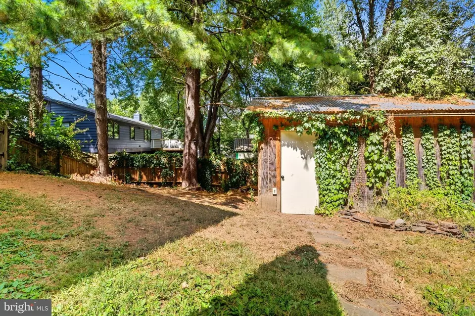 Exterior - 838 Colvin Ct, Herndon, VA 20170 photo 10 of 11