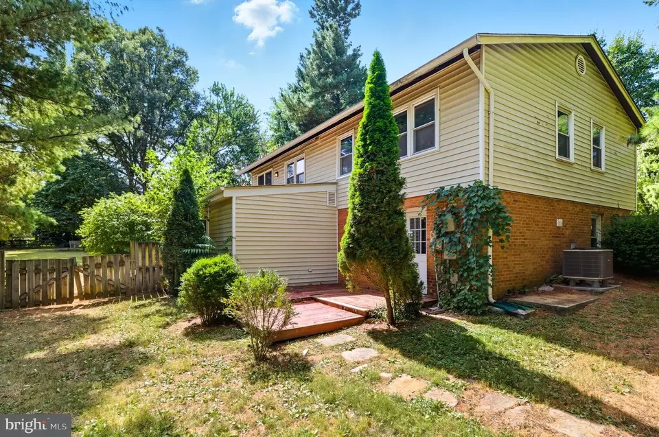 Exterior - 838 Colvin Ct, Herndon, VA 20170 photo 9 of 11
