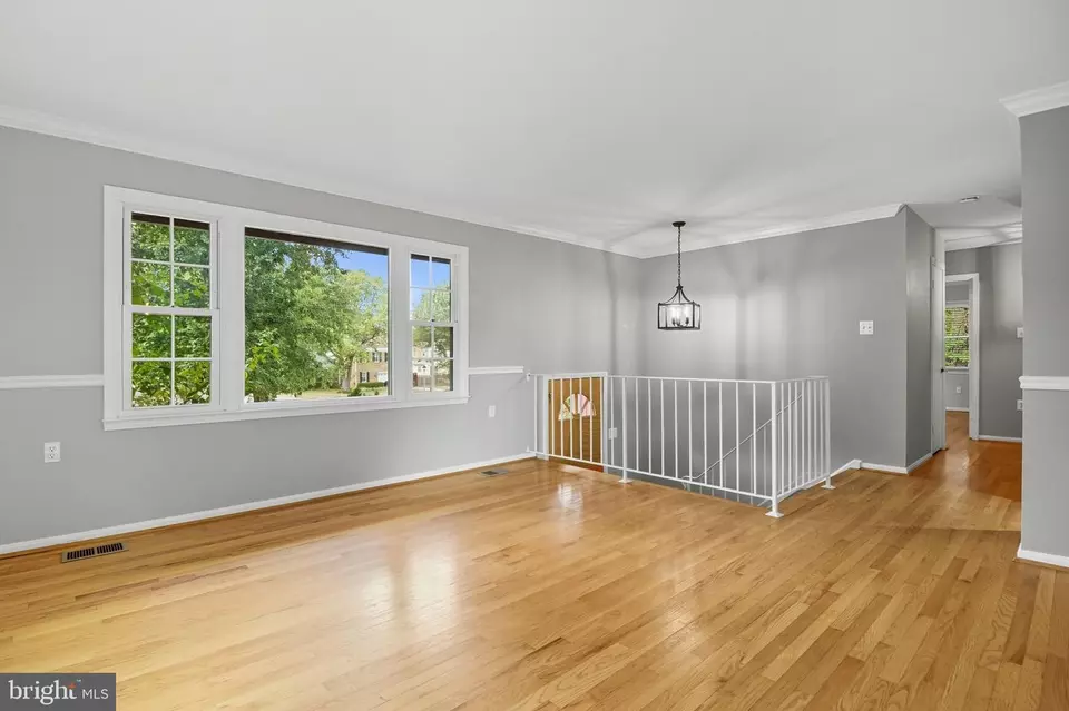 Living - 838 Colvin Ct, Herndon, VA 20170 photo 2 of 7