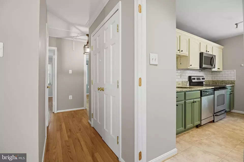 Entry Way - 838 Colvin Ct, Herndon, VA 20170 photo 4 of 5