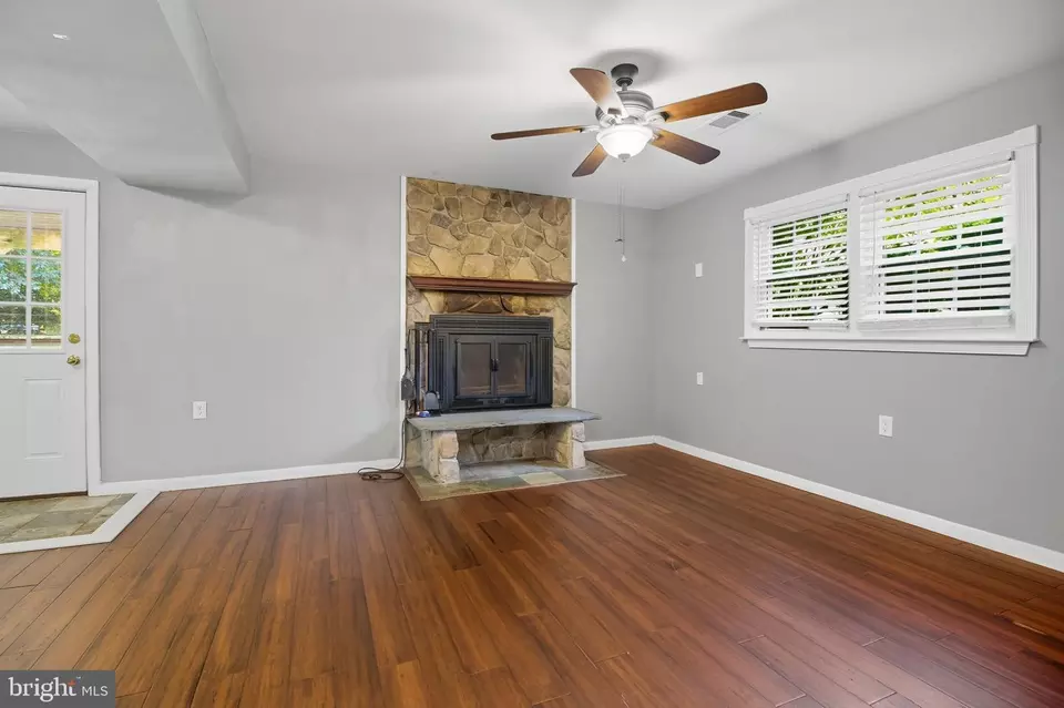 Living - 838 Colvin Ct, Herndon, VA 20170 photo 3 of 7