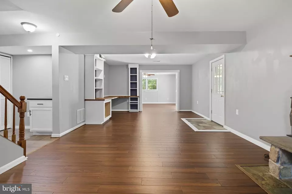 Living - 838 Colvin Ct, Herndon, VA 20170 photo 4 of 7