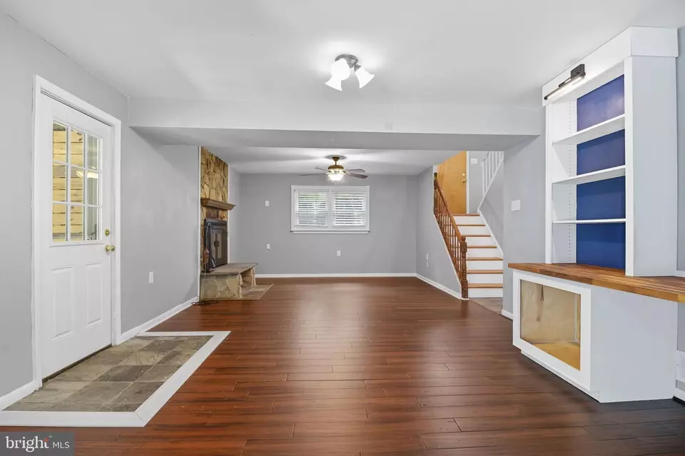 Living - 838 Colvin Ct, Herndon, VA 20170 photo 7 of 7