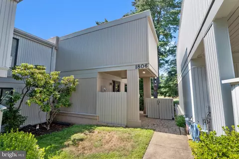1806 N Shore Ct, Reston, VA 20190