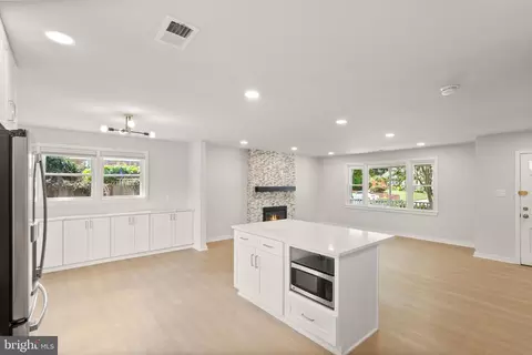 Living - 5803 Hanover Ave, Springfield, VA 22150 photo 5 of 5