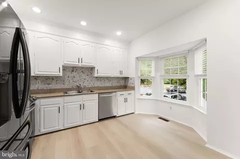 14621 Stream Pond Dr, Centreville, VA 20120