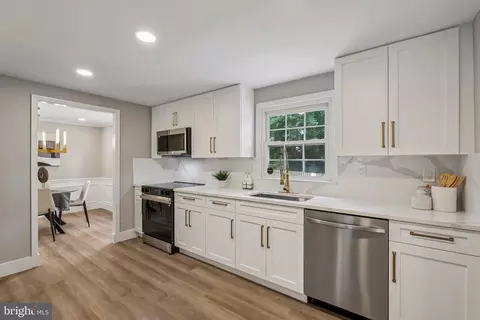 1510 Powells Tavern Pl, Herndon, VA 20170