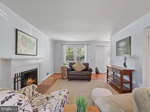 Living - 6632 Reynard Dr, Springfield, VA 22152 photo 1 of 1