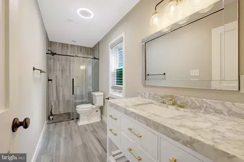 Bath - 11408 Links Dr, Reston, VA 20190 photo 4 of 5