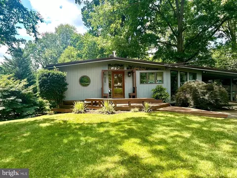 2926 Meadow View Rd, Falls Church, VA 22042
