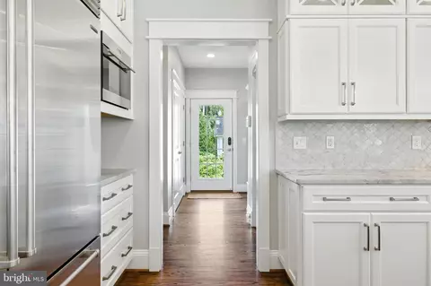 Entry Way - 8617 Dixie Pl, Mclean, VA 22102 photo 10 of 43
