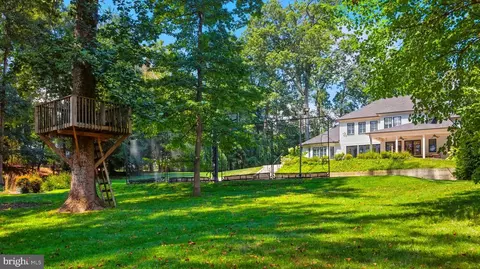 Exterior - 8617 Dixie Pl, Mclean, VA 22102 photo 17 of 19
