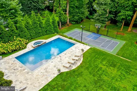 Exterior - 8617 Dixie Pl, Mclean, VA 22102 photo 13 of 19