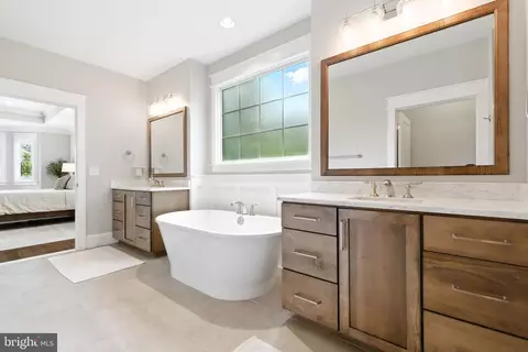 Bath - 8617 Dixie Pl, Mclean, VA 22102 photo 4 of 15