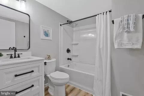 Bath - 1628 Barnstead Dr, Reston, VA 20194 photo 2 of 2
