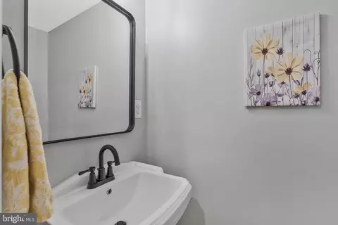 Entry Way - 1628 Barnstead Dr, Reston, VA 20194 photo 3 of 5