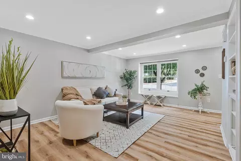 Living - 1628 Barnstead Dr, Reston, VA 20194 photo 2 of 5