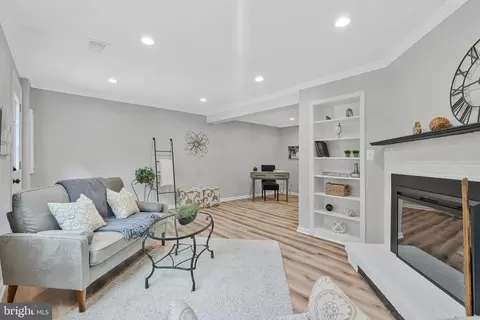 Living - 1628 Barnstead Dr, Reston, VA 20194 photo 4 of 5