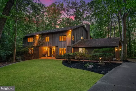 8000 Woodland Hills Ln, Fairfax Station, VA 22039