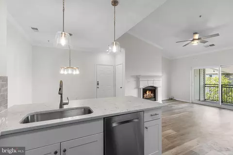 4401 Weatherington Ln #401, Fairfax, VA 22030