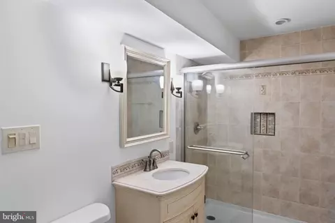 Bath - 1950 Weybridge Ln, Reston, VA 20191 photo 5 of 5