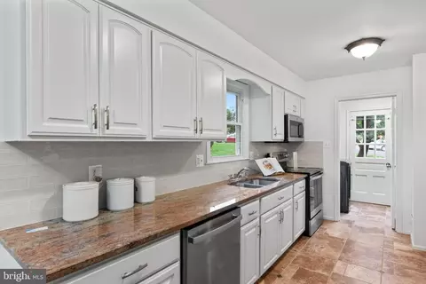 Entry Way - 1950 Weybridge Ln, Reston, VA 20191 photo 4 of 13