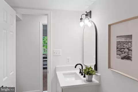 Entry Way - 1950 Weybridge Ln, Reston, VA 20191 photo 7 of 13