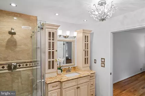 Bath - 1950 Weybridge Ln, Reston, VA 20191 photo 3 of 5