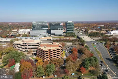 View/Area - 1950 Weybridge Ln, Reston, VA 20191 photo 4 of 4