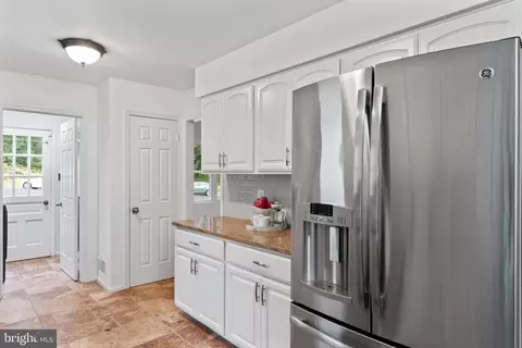 Entry Way - 1950 Weybridge Ln, Reston, VA 20191 photo 3 of 13