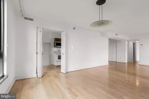 Living - 1808 Old Meadow Rd #1106, Mclean, VA 22102 photo 4 of 7