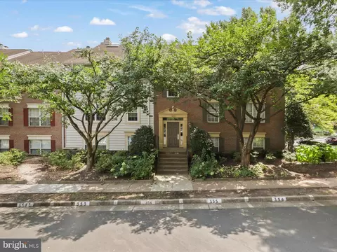 12105 Green Leaf Ct #201, Fairfax, VA 22033