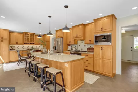 7206 Joshua Tree Ln, Springfield, VA 22152 photo 2