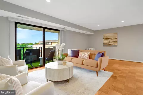 3100 S Manchester St #1128, Falls Church, VA 22044