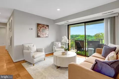 3100 S Manchester St #1128, Falls Church, VA 22044