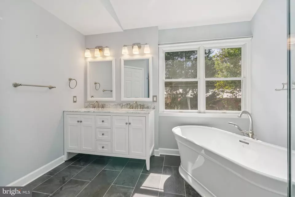 Bath - 12505 Ridgegate Dr, Herndon, VA 20170 photo 3 of 5