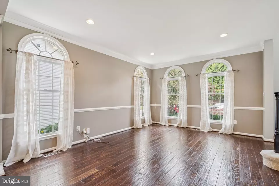 Living - 12505 Ridgegate Dr, Herndon, VA 20170 photo 2 of 8