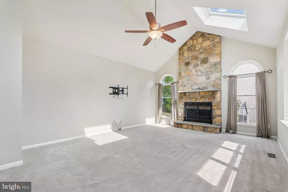 Living - 12505 Ridgegate Dr, Herndon, VA 20170 photo 5 of 8