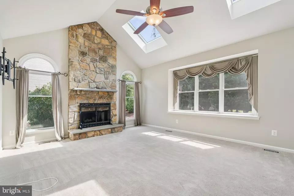 Living - 12505 Ridgegate Dr, Herndon, VA 20170 photo 4 of 8